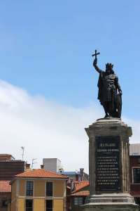 roi des Asturies à l'époque de la conquête andalouse, premier a se soulever contre les envahisseurs en fédérant les asturiens et les galiciens